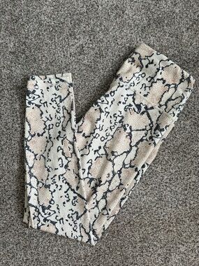 Allfenix Women's Neutral Snake Print Leggings - Beige & Black